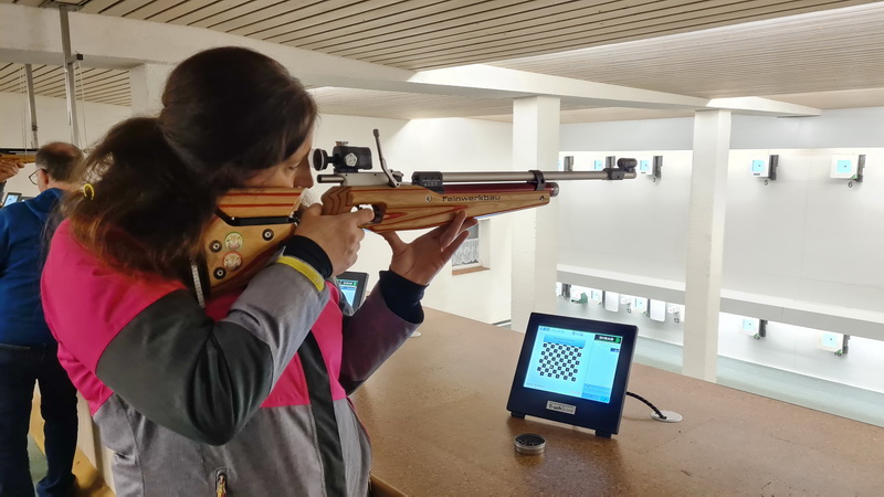 Isabell schießt auf die Glücksscheibe Isabell schießt auf die Glücksscheibe