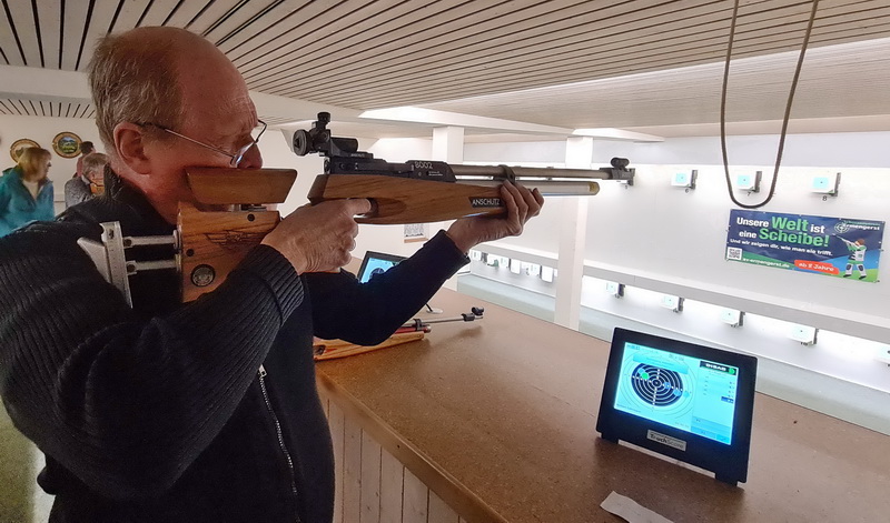 Norbert fühlt den Druckpunkt vor dem Schuß Norbert fühlt den Druckpunkt vor dem Schuß